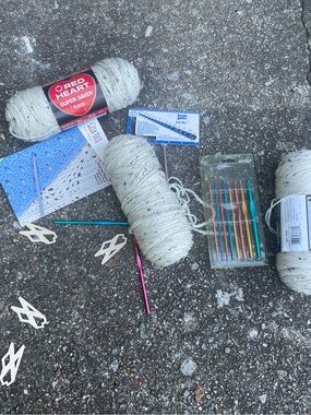 Super Saver Fleck Cream Yarn - Crochet Hooks Included